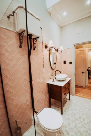 ch1 boutique stays - queen suite